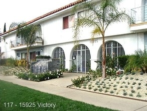 15925 Victory Blvd in Van Nuys, CA - Building Photo - Building Photo