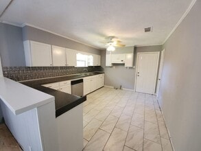 8767 Cloverdale in Beaumont, TX - Building Photo - Building Photo