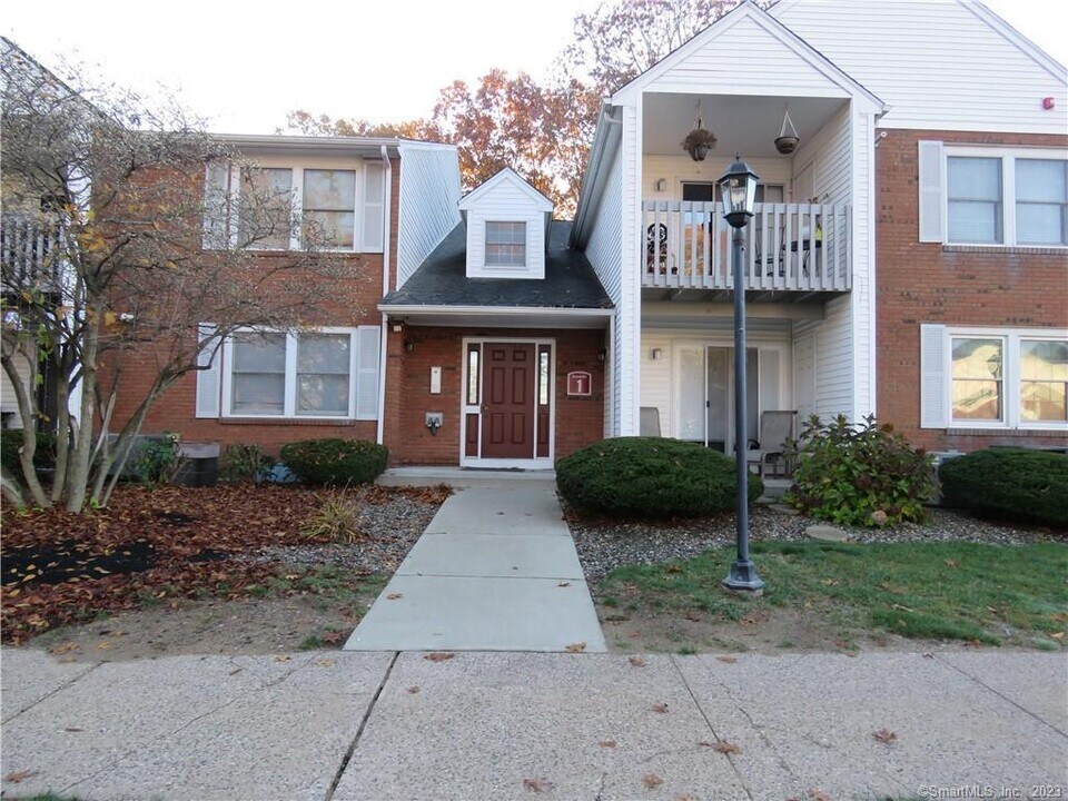 1 Concorde Way in Windsor Locks, CT - Building Photo