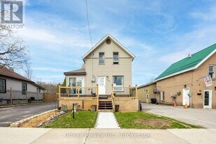 16 Fifth St in Midland, ON - Building Photo