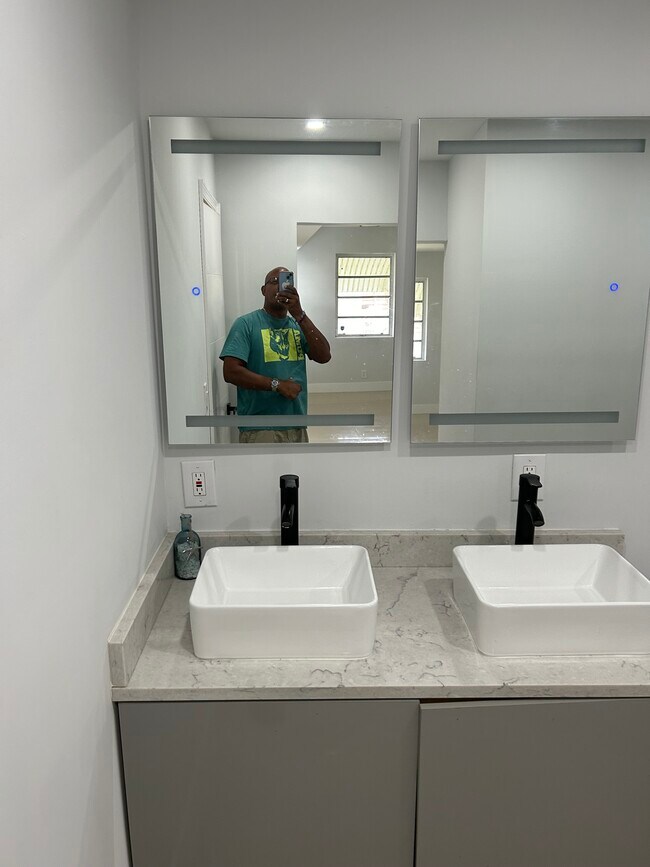 2463 Lincoln St, Unit C in Hollywood, FL - Foto de edificio - Building Photo