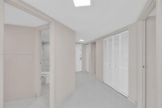 2333 Brickell Ave, Unit 1701 in Miami, FL - Building Photo - Building Photo