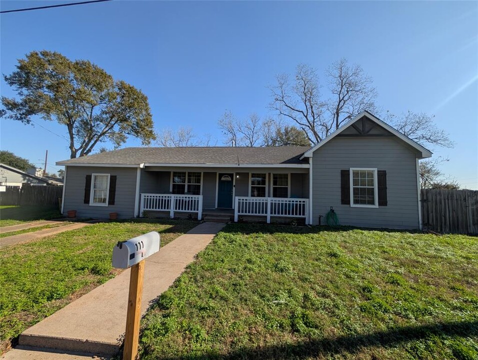 111 Fowlkes St in Sealy, TX - Building Photo