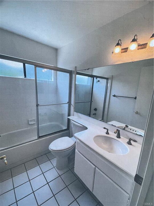 7 Flaxwood in Irvine, CA - Building Photo