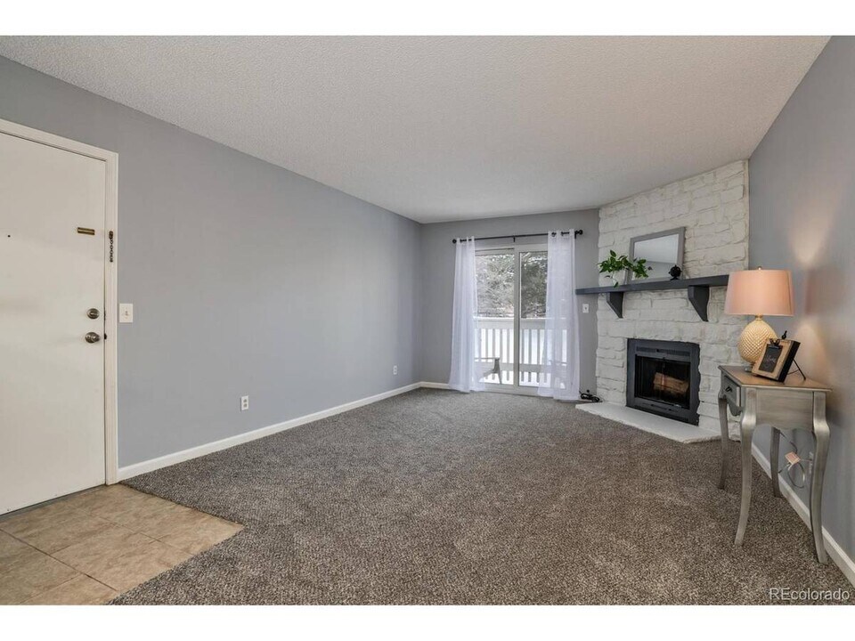 8555 Fairmount Dr, Unit H107 in Denver, CO - Foto de edificio