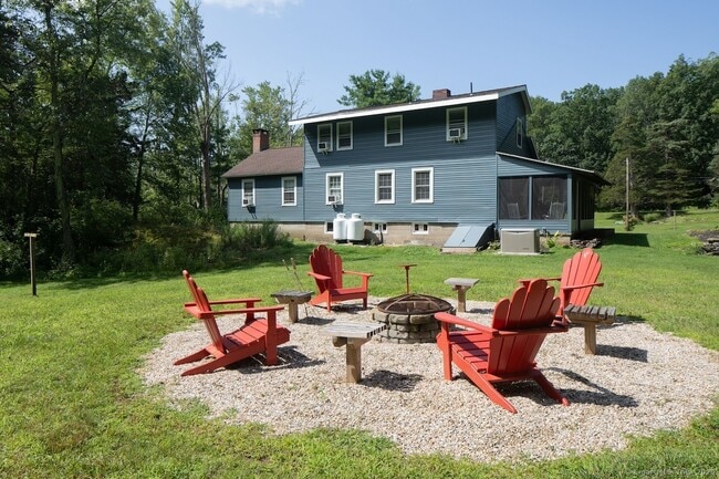 11 Reservoir Rd in Salisbury, CT - Building Photo - Building Photo