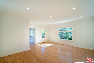 802 E Kensington Rd in Los Angeles, CA - Building Photo - Building Photo