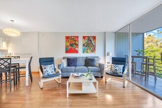 105 Royal Pk Dr in Oakland Park, FL - Building Photo - Building Photo