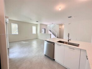 8317 NW 45th St in Doral, FL - Building Photo - Building Photo