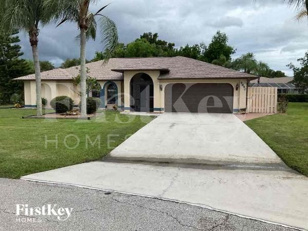 9890 Laketree Ct in Ft. Myers, FL - Foto de edificio