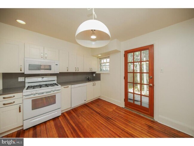 17 E Willow Grove Ave in Philadelphia, PA - Building Photo - Building Photo