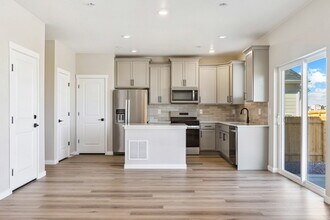 17912 E 94th Pl in Commerce City, CO - Foto de edificio - Building Photo