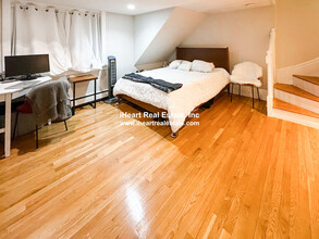37 Gray St, Unit 1 in Boston, MA - Foto de edificio - Building Photo