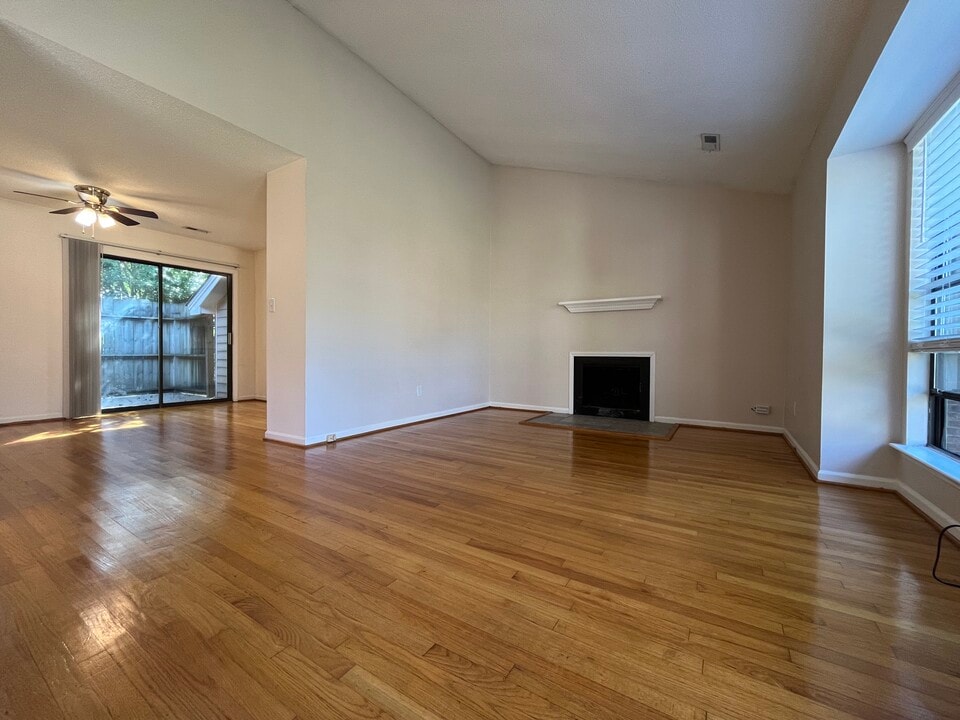 6828 Ray Rd, Unit Suite A in Raleigh, NC - Foto de edificio