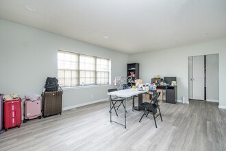 137 Lake Shore Rd, Unit #1 in Boston, MA - Building Photo - Building Photo