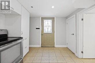 2440 King Rd in King City, ON - Building Photo - Building Photo