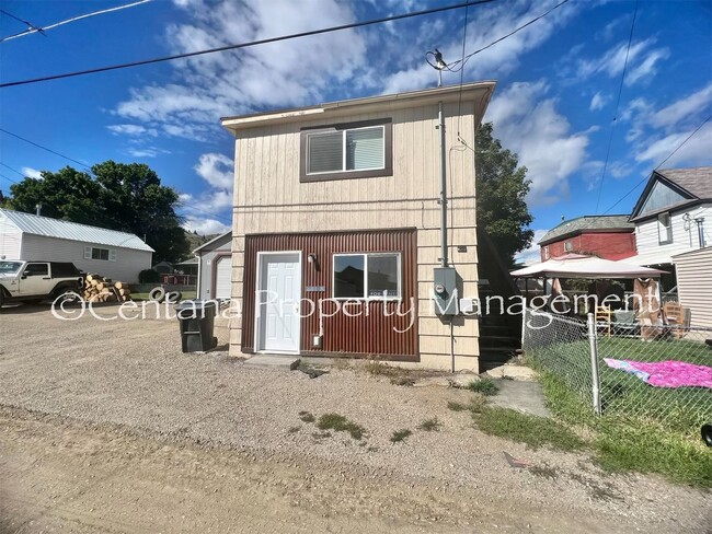 property at 611 E 6th St