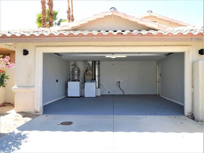 51555 Eisenhower Dr in La Quinta, CA - Building Photo - Building Photo