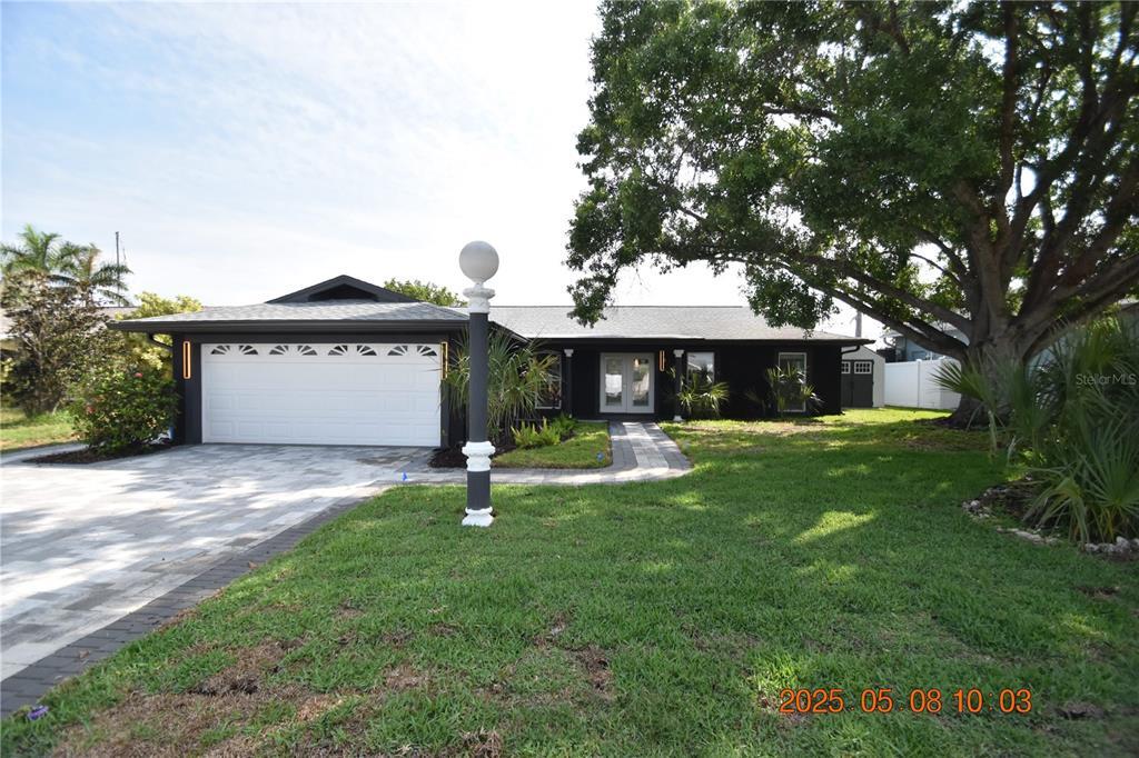 1019 Spindle Palm Way in Apollo Beach, FL - Building Photo