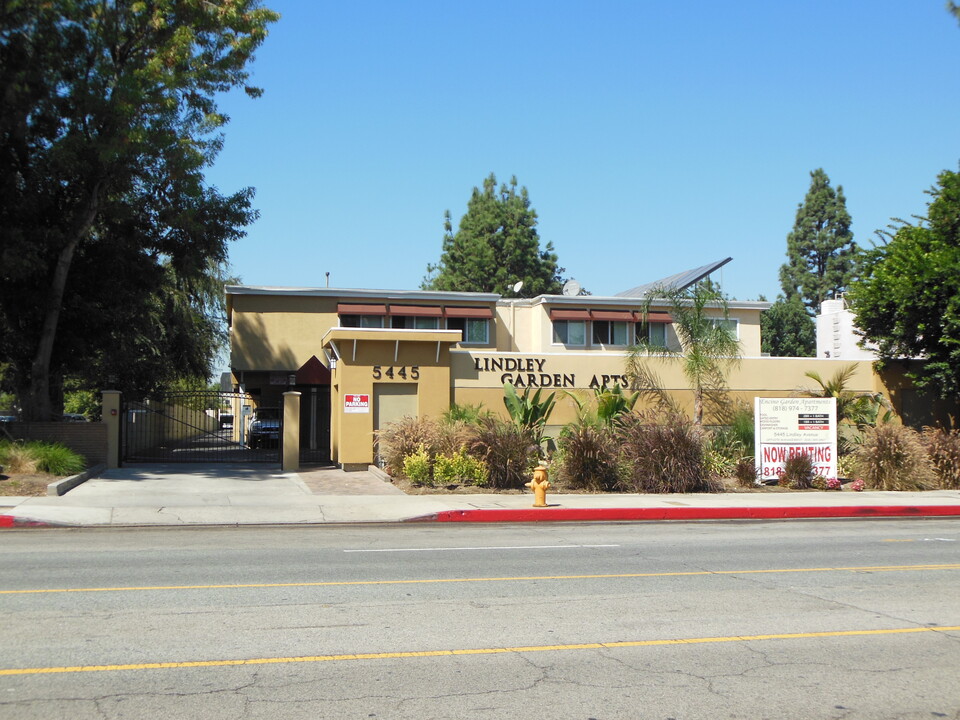 Lindley Garden Apartments in Tarzana, CA - Building Photo