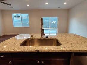 386 Bedrock Loop in West Richland, WA - Building Photo - Building Photo