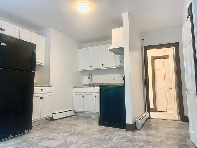 15 School St, Unit 3 in Chatham, NY - Building Photo - Building Photo