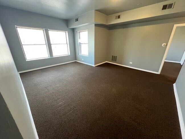 6902 S Michigan Ave in Chicago, IL - Building Photo - Building Photo