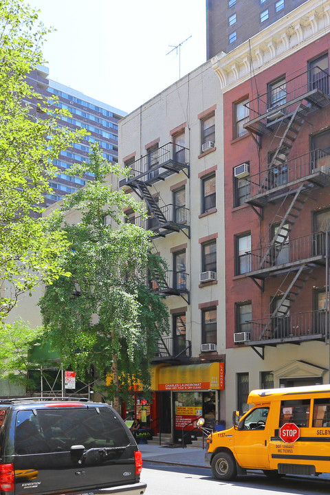 238 E 24th St in New York, NY - Building Photo