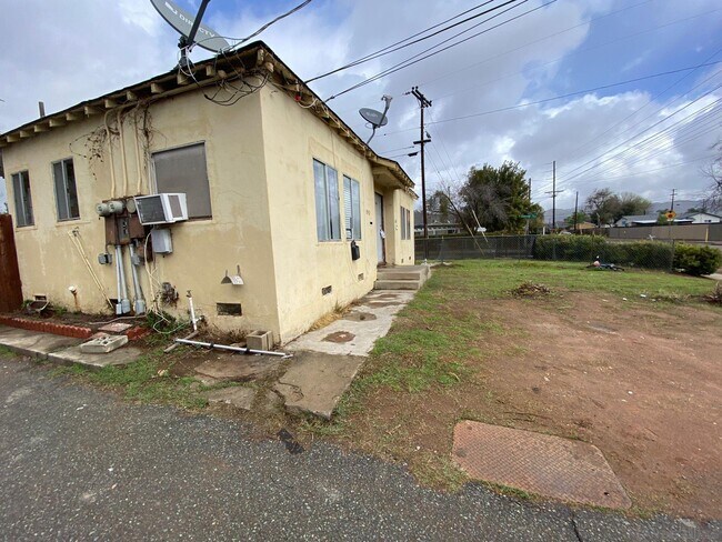 1942 E Lincoln Ave in Escondido, CA - Building Photo - Building Photo