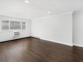 40 Roseland Avenue in Caldwell, NJ - Foto de edificio - Building Photo