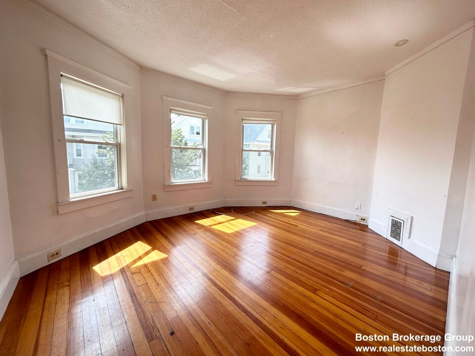 74 Romsey St, Unit 2 in Boston, MA - Foto de edificio