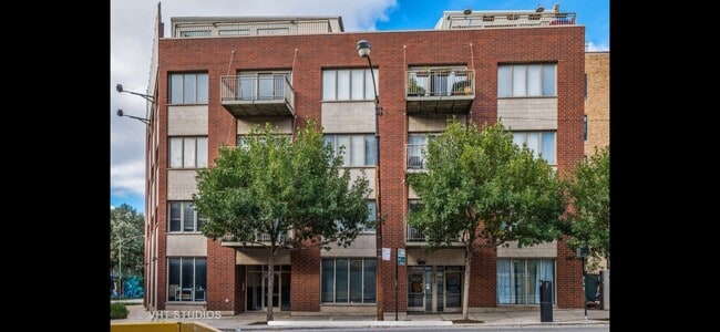 property at 912 W Chicago Ave