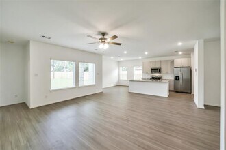 11615 Moltere Dr in Houston, TX - Foto de edificio - Building Photo