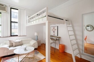 210 W 17th St in New York, NY - Building Photo - Building Photo