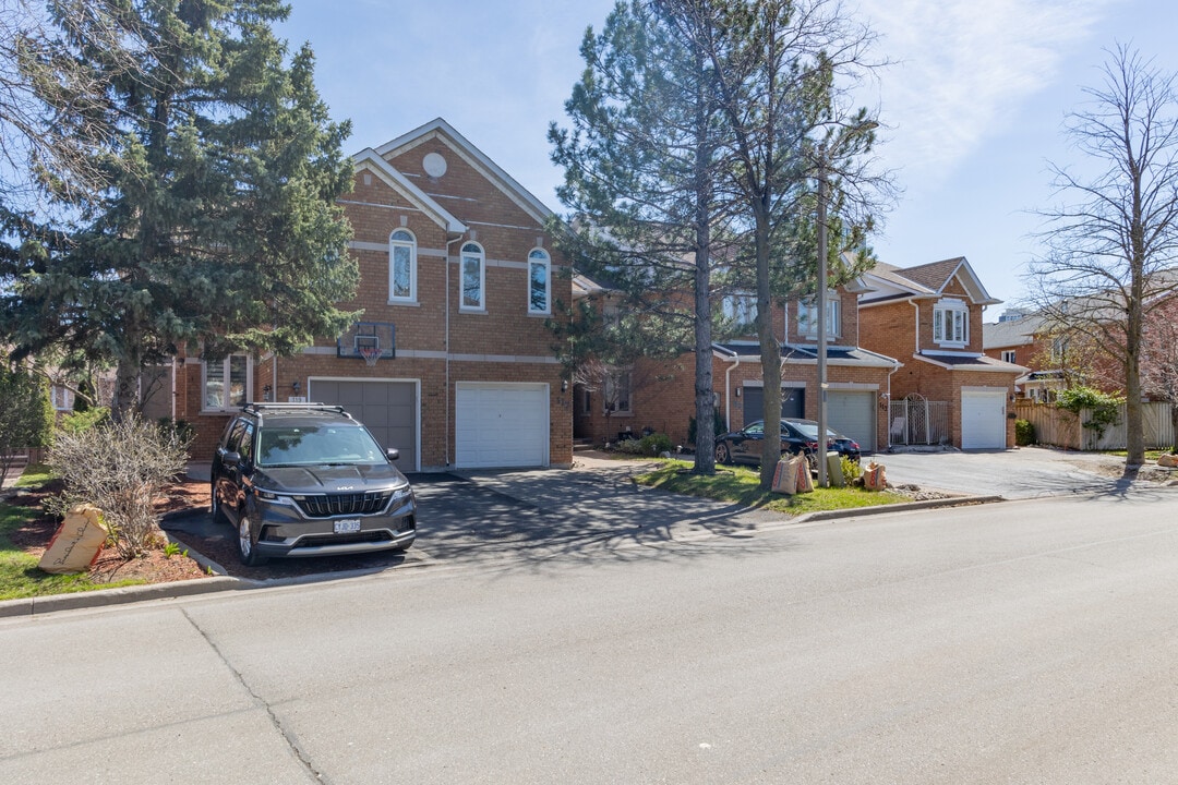 111-119 Brownstone Cir in Thornhill, ON - Building Photo