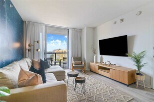 2602 E Hallandale Beach Blvd in Hallandale Beach, FL - Building Photo