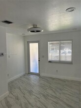 1490 NW 38th St in Miami, FL - Building Photo - Building Photo