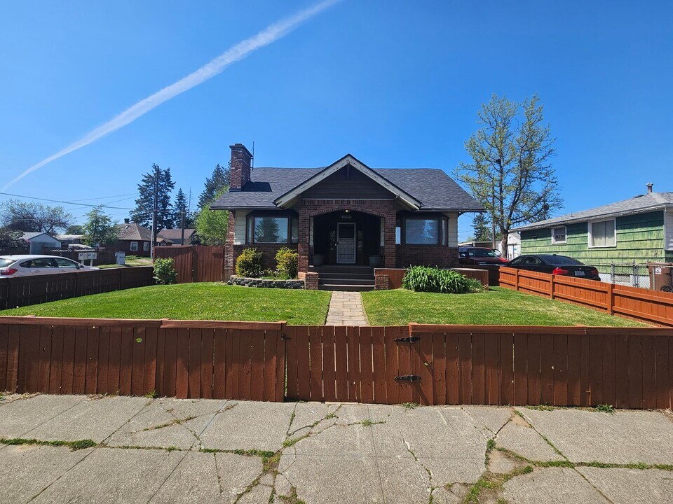 5703 N Regal St in Spokane, WA - Building Photo
