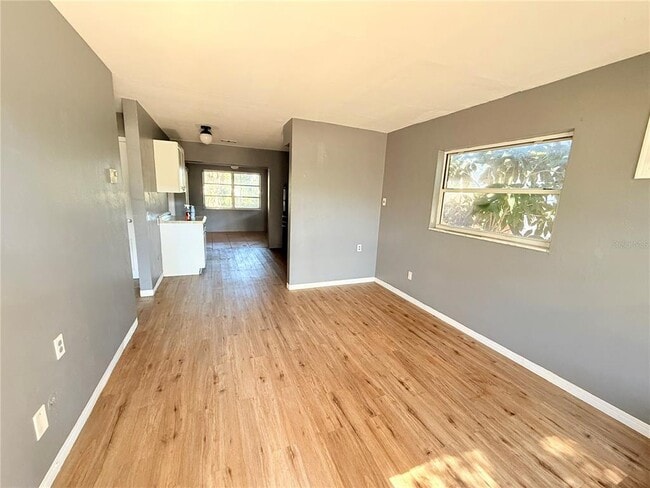 731 71st Ave N in St. Petersburg, FL - Foto de edificio - Building Photo