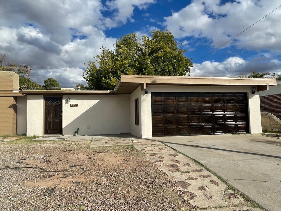 1935 Thomas Dr in Las Cruces, NM - Building Photo