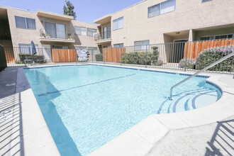 Tarzana West Apartments in Tarzana, CA - Building Photo - Building Photo