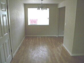 18035 SE Rose St-Unit -18035 in Portland, OR - Foto de edificio - Building Photo