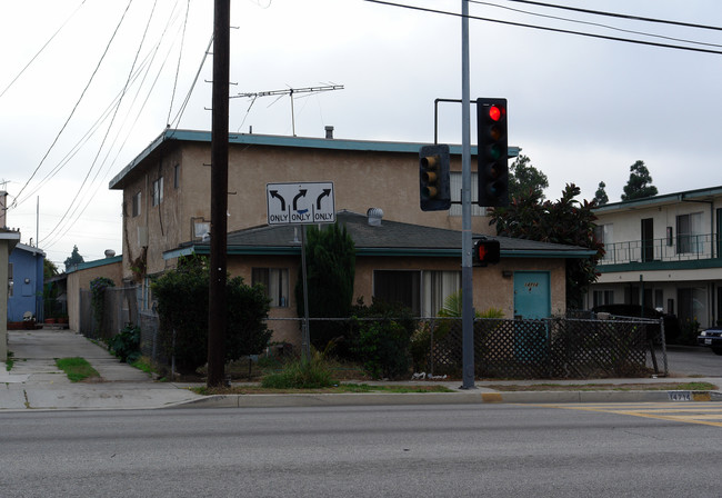 14714 Inglewood Ave in Hawthorne, CA - Foto de edificio - Building Photo