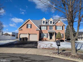 64 Mill Brook Ct in Easton, PA - Building Photo - Building Photo