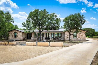 1802 Mountain Vly Dr in Concan, TX - Building Photo - Building Photo