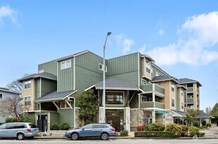 3150 W Government Way, Unit 302 in Seattle, WA - Building Photo