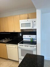 7110 NW 179th St in Hialeah, FL - Building Photo - Building Photo