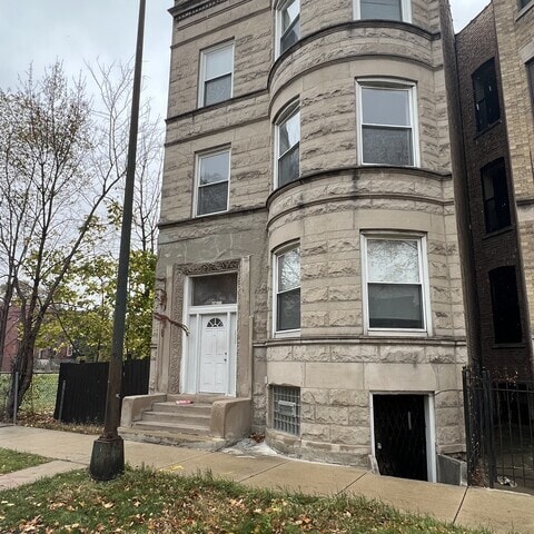 property at 6611 S Woodlawn Ave