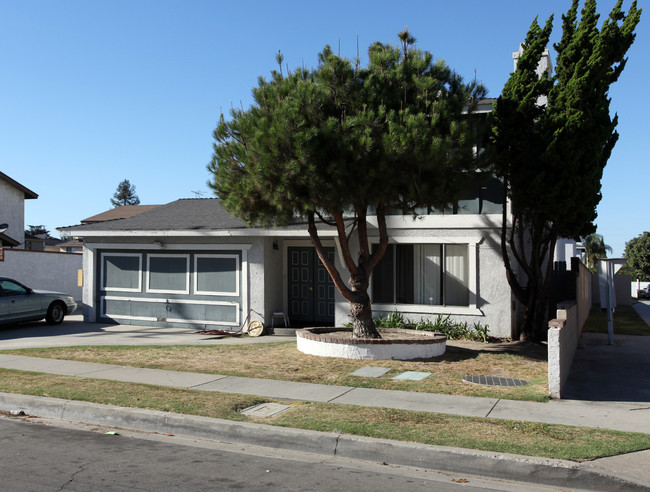 9141-9147 Park St in Bellflower, CA - Foto de edificio - Building Photo