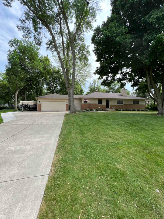 12525 W Joliet Cir in New Berlin, WI - Building Photo